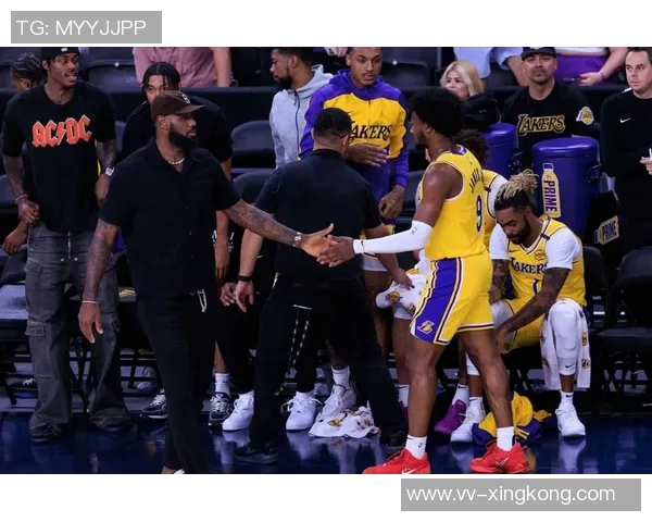 艾顿状态下滑詹姆斯不给球防守频频失误成球队隐患